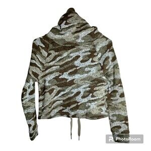 Derek Heart Women's Size Sm‎ Green Camo Funnel Neck Pullover Sweater half shirt